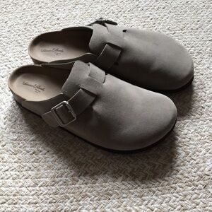 Universal Thread Slip-on Clogs